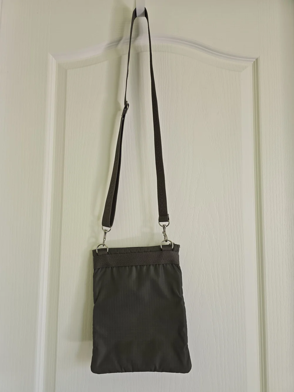 EUC LeSportsac Unisex 3-Zip Nylon Crossbody Bag - Charcoal Gray Travel Sporty